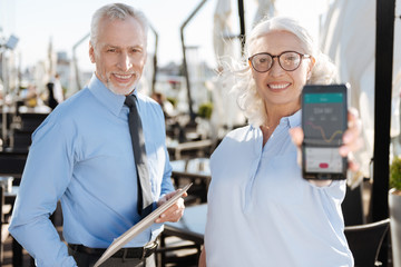 Obraz premium Delighted female demonstrating good results in trading