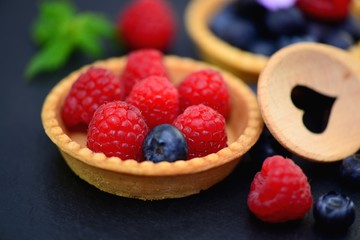 Himbeertörtchen auf Schieferplatte