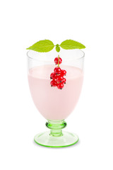 Getränk im Glas zum Frühstück mit Beere in Farbe rot als Dessert und isoliert