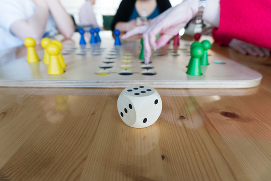 Senioren haben Betreuung beim spielen