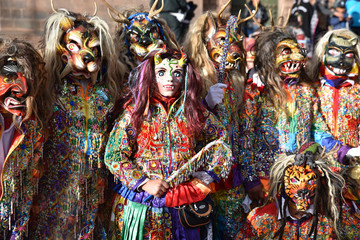 Péruviens en costumes de fête plaza de Armas à Cusco au Pérou