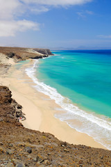Strand mit erstaunlichen Wasserfarben auf Fuerteventura, Spanien.