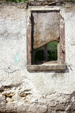 Zugenageltes Ruinenfenster / Ein zugenageltes Fenster einer einsturzgefährdeten Ruine.