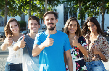 Coole Gruppe in der Stadt zeigt Daumen hoch