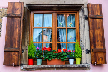 Fototapeta na wymiar Deatil of a traditional alsatian window in Colmar, France