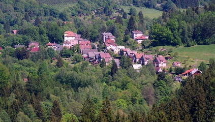 Czeska wioska pośrodku lasu w górach