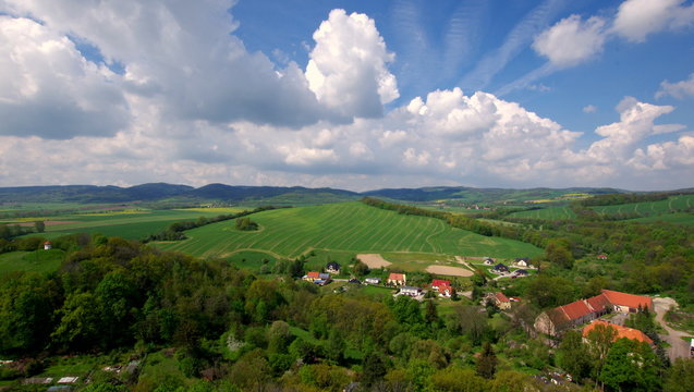 Fototapeta Piękne białe chmury na niebieskim niebie nad polskimi polami, górami i wsiami