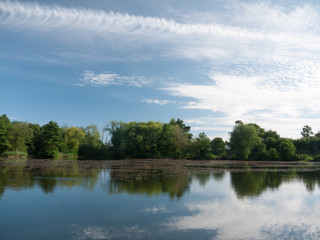 Fototapeta na wymiar beautiful lake scene on a sunny day in uk