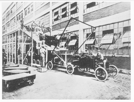 Ford Car Factory Assembly Line  Detroit  1913.. Date: 1909