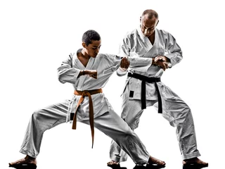 Photo sur Plexiglas Arts martiaux Deux hommes de karaté sensei et adolescent enseignant étudiant isolé sur fond blanc