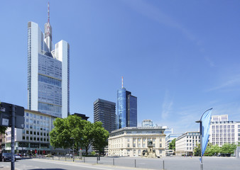 Fototapeta na wymiar Roßmarkt in Frankfurt a. M. mit dem Gutenberg-Denkmal und der benachbarten Architektur