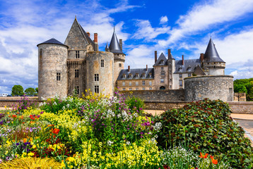 Beau château médiéval de Sully-sul-Loire. célèbre rivière de la vallée de la Loire en France