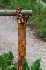 Schranken aus Metall mit Schloss Hochformat