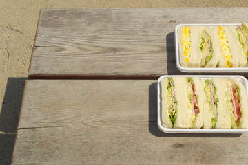 公園のベンチとサンドイッチ