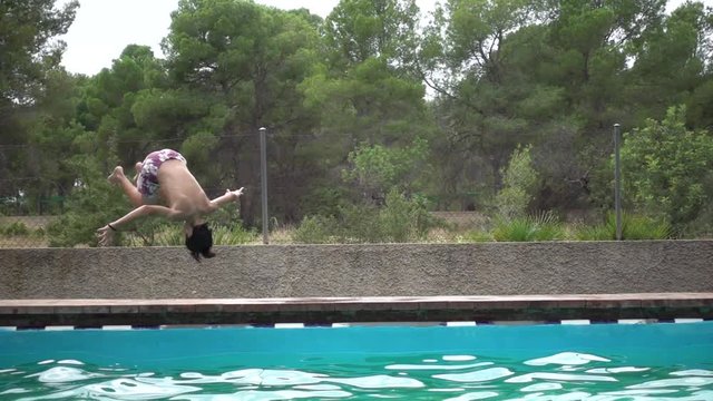 Ni&ntilde;o dando una voltereta en el aire (c&aacute;mara lenta)