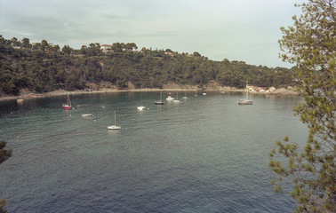 Bateaux dans un crique de la méditerrannée