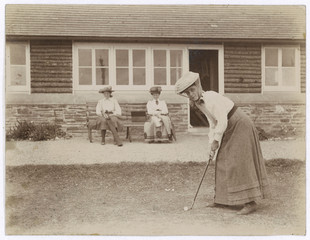 Lady Golfer 1900. Date: circa 1900
