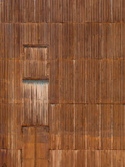 錆びたトタンの壁