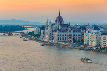Naklejka premium Budapest city skyline and Hungalian Parliament when sunset, Budapest, Hungary