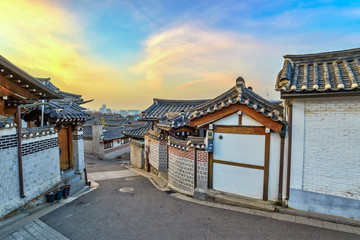 Fototapeta premium Wioska Bukchon Hanok i panorama miasta Seul o wschodzie słońca z Seoul Tower, Seul, Korea Południowa