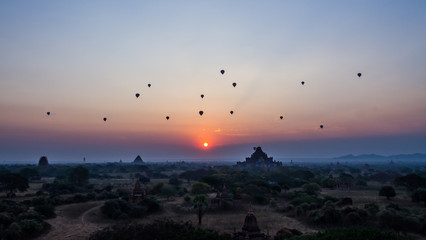 Naklejka premium Bagan sunrise