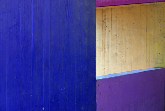 Abstrakter Ausschnitt von farbenfroh angemalter Beton-Architektur