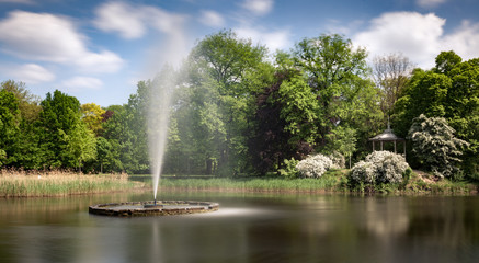 Naklejka premium Langzeitbelichtung von Springbrunnen in kleinem Teich