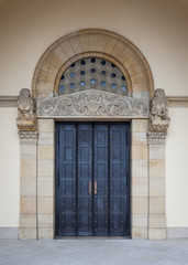 Große Holztür mit Verzierungen und Ornamenten