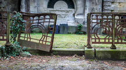 Verfallenes Grab mit altem Tor auf Friedhof © Thomas George