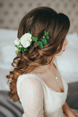 Naklejka premium Beautiful bride with fashion wedding hairstyle In a hotel