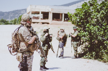 Obraz premium Soldier stand with rifle 