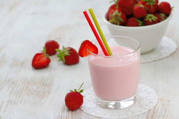 Strawberry yogurt with fresh strawberries