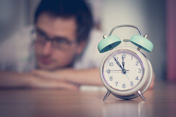 Wecker, schlafender Mann 