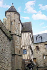 Fototapeta premium Maisons à colombages dans le centre du Mont saint Michel, Normandie, France