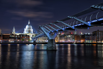 Fototapeta na wymiar St Paul's Cathedral and the Millennium Bridge at night