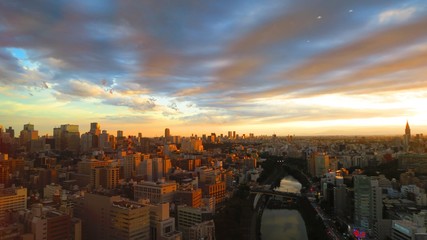 東京の夕焼けとダイナミックな空