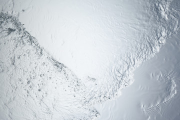流れる水