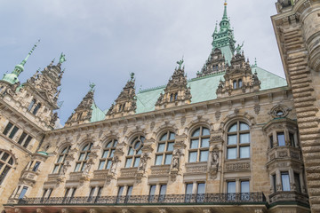 Fototapeta na wymiar Fassade und Dach des Hamburger Rathauses