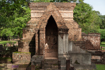 Fototapeta na wymiar Wat Singha Historical Park in Kamphaeng Phet, Thailand (a part of the UNESCO World Heritage Site Historic Town of Sukhothai and Associated Historic Towns)