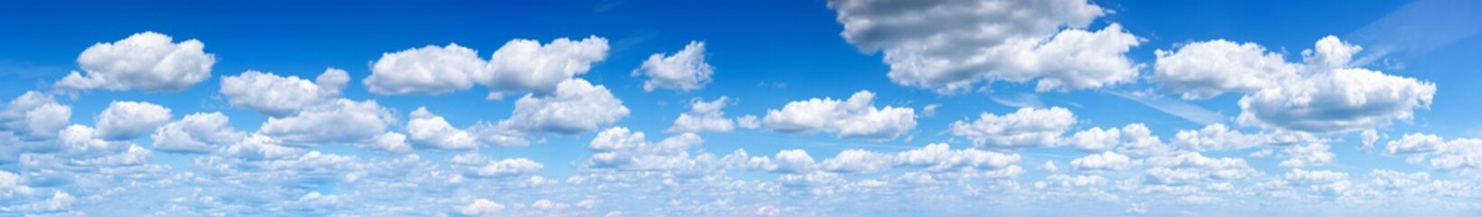 Panorama des blauen Himmels mit Wolken