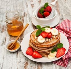 Pancakes with strawberries and bananas