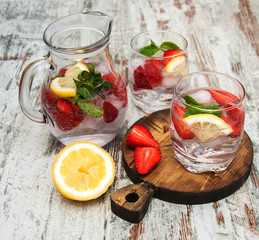 Lemonade with srtawberries