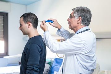 Obraz premium Doctor repairing the brain of a patient