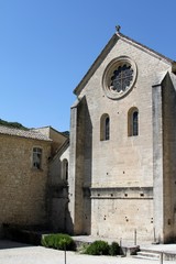 Fototapeta na wymiar abbaye notre dame de Sénanque à Gordes dans le Vaucluse