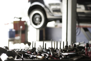 Werkzeug, Alltag in einer Autowerkstatt
