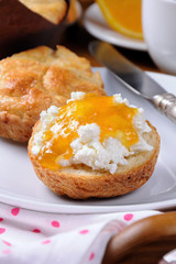 bun with   cheese cottage