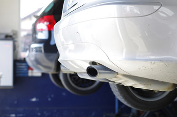 Auto in der Werkstatt auf der Hebeb&uuml;hne