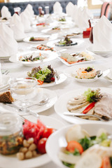 Сервированный и накрытый стол в ресторане в дневное время 