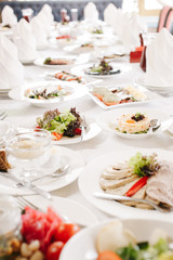 Сервированный и накрытый стол в ресторане в дневное время 