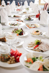 Сервированный и накрытый стол в ресторане в дневное время 